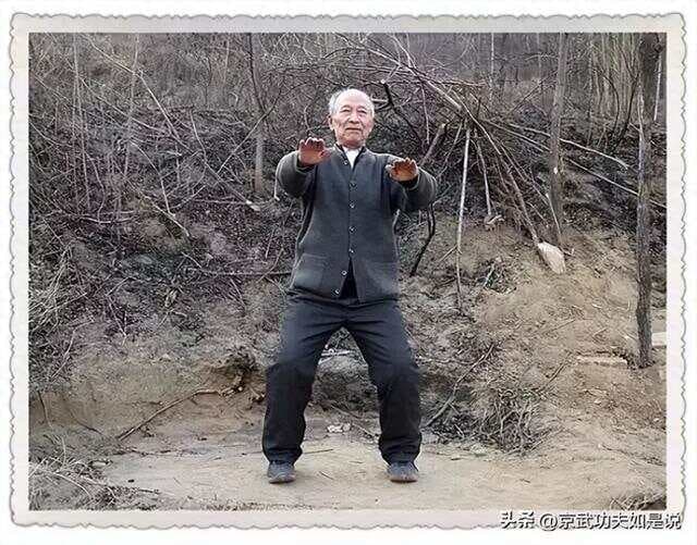 打开'沉肩-开胯-拉脊'三把锁，站出浑圆金丹体