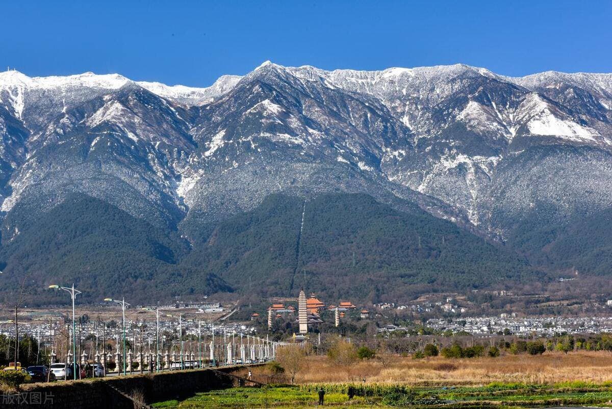云南大理以“风花雪月”四景闻名，“雪”指的是什么？