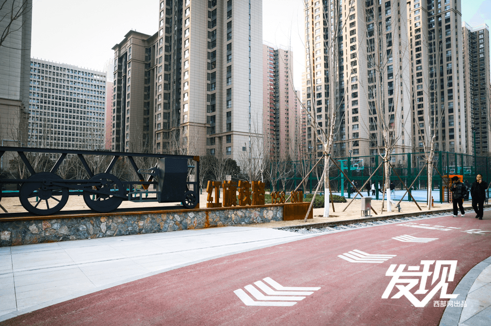 西安：退役铁路变身“百变”绿道公园