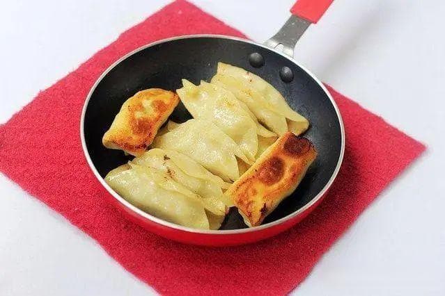 从工艺到口感：锅贴与煎饺的六大不同