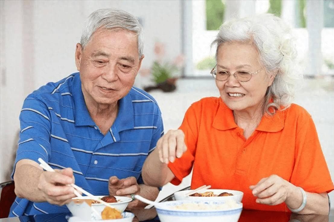 饭后躺着还是散步好？医生劝告：饭后这些事要牢记，早知道早预防