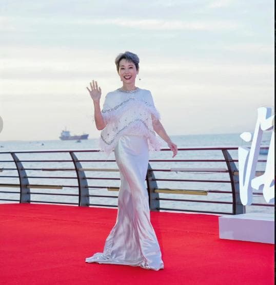 孙怡海南电影节红毯造型惊艳全场，白色抹胸裙尽显优雅气质