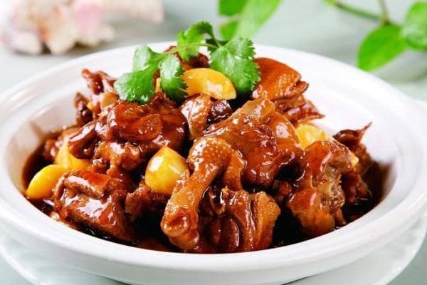 板鸭的最简单吃法，虽无繁复的烹饪技巧，却能在平凡中见真章