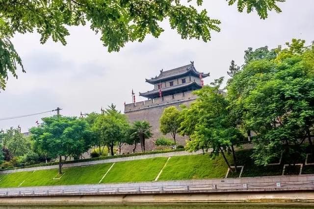 在秋天的渭南市，潼关古城景点