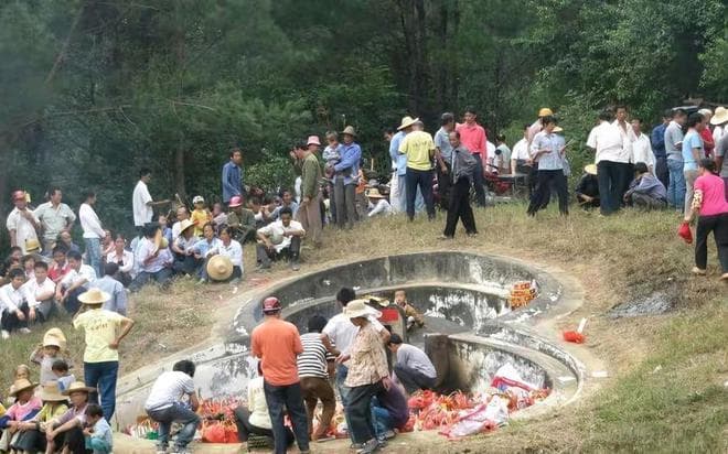 广西人过清明有多疯狂！不管跋山涉水，都要找到祖先墓地进行祭拜