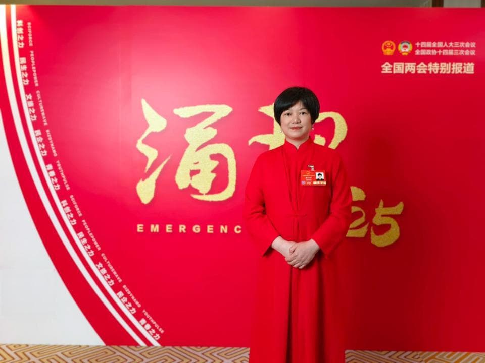 全国人大代表黄小玲：以瓷为媒，“蛇宝宝”国潮文创瓷“出圈”
