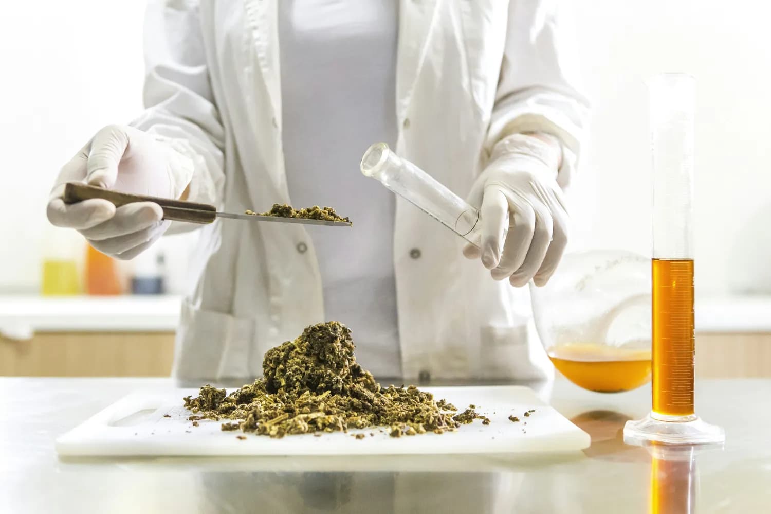 中医药抗疫新招：守护健康防线