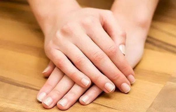 指甲上的“半月牙”是健康的晴雨表？