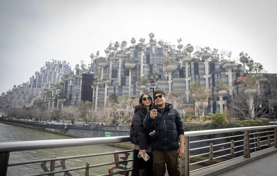 上海天安千树成网红打卡地，外国游客纷至沓来