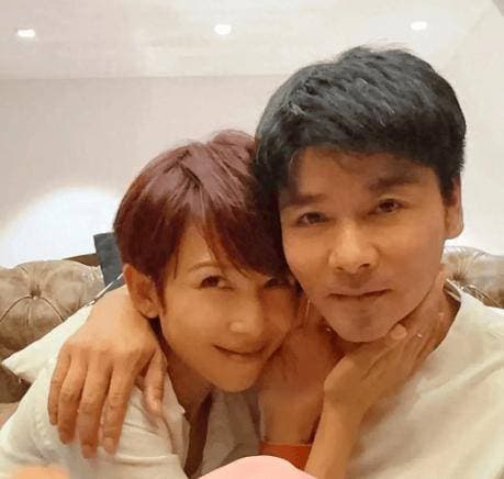 蔡少芬老公50大寿，3个孩子出镜像爹又像妈，张晋长了好多白头发