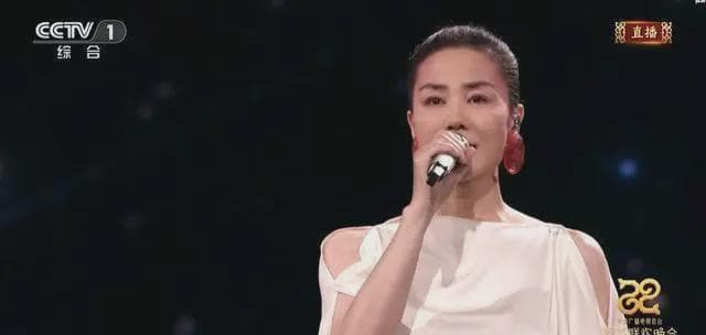 北京那一夜，“跌落神坛”的王菲，让所有人见识了她的江湖地位