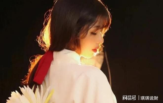 揭秘和服背后的“枕头”：日本传统服饰中的独特文化符号