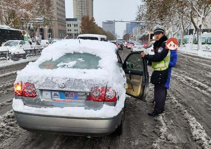 【交通小常识】这些交警手势还不懂？赶紧看！