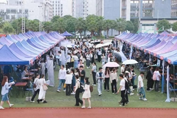 为什么如今文科生的发展与理工科学生差距越来越大？