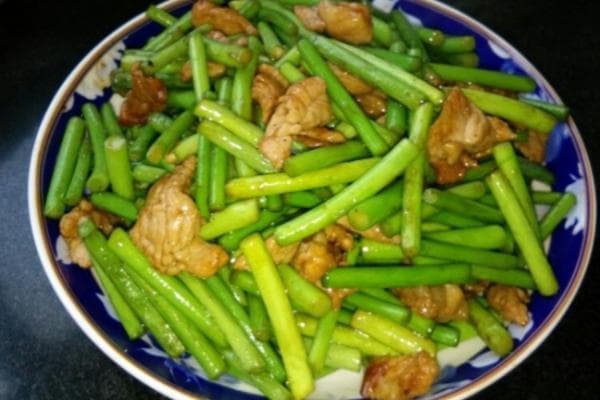 蒜苔炒肉片：5个炒肉小窍门，让你秒变大厨！