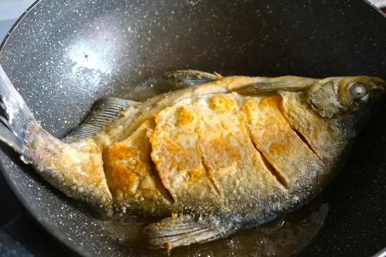 煎鱼是热锅冷油还是冷锅热油？