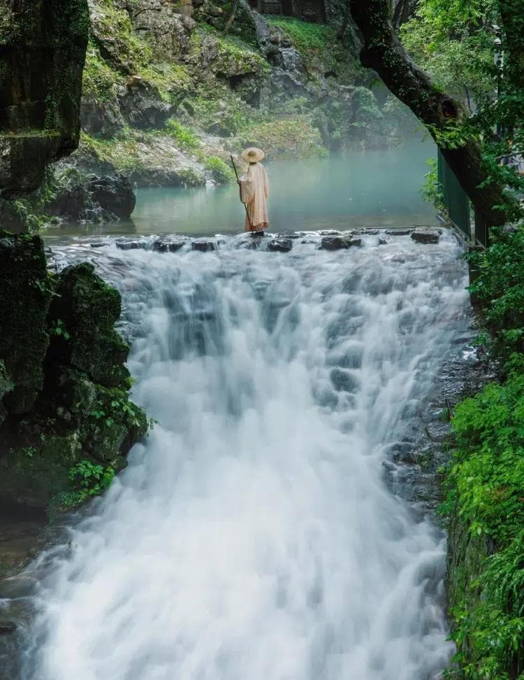 访飞来峰，领略浙江山水之韵
