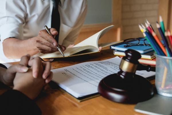 法院公开审理老赖直播案件，揭示诚信缺失问题