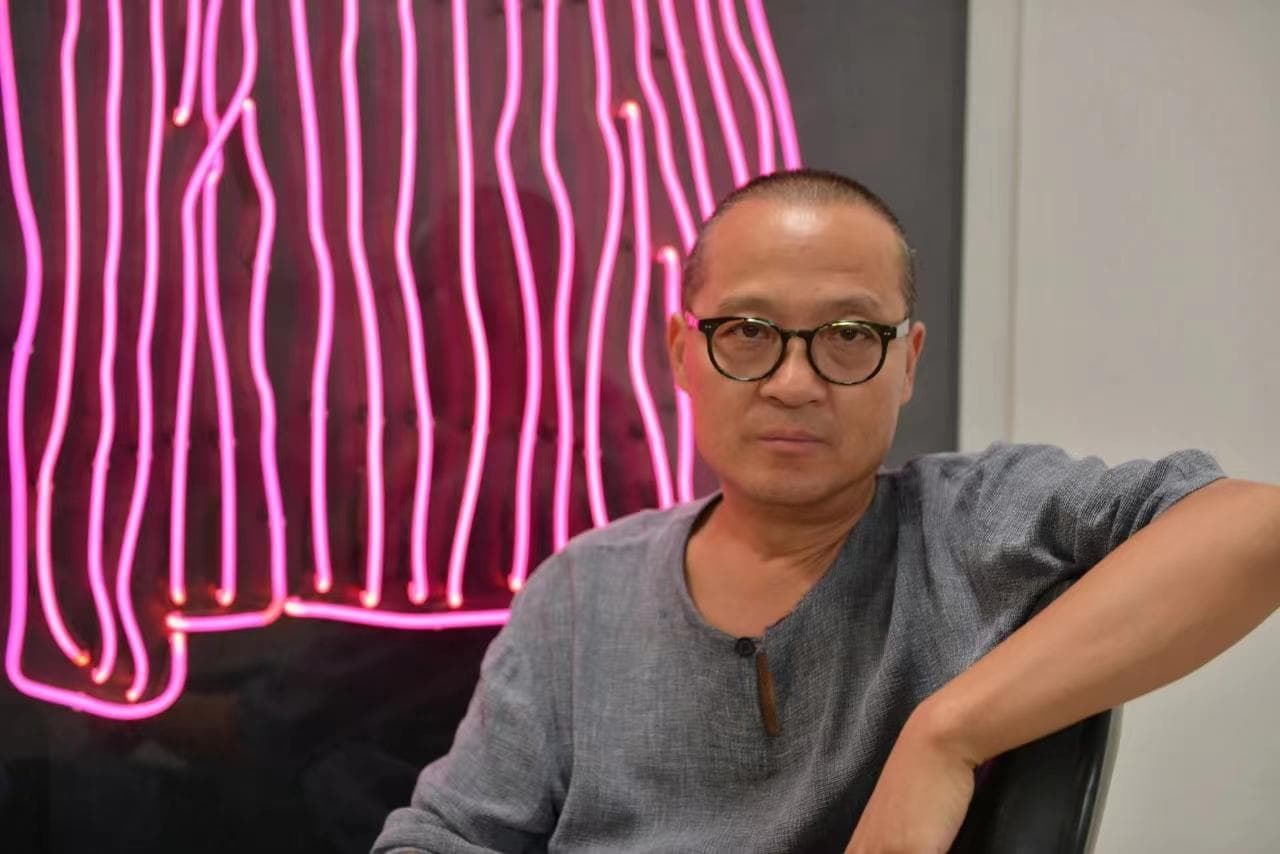 杨千的荧光绘画探索：为艺术带来新的边界与生命意义