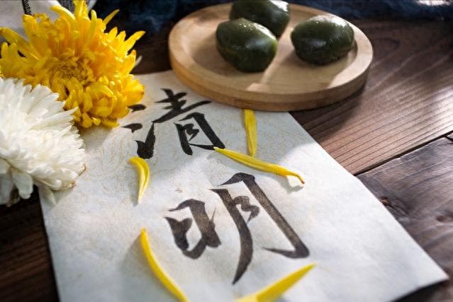 “饿死不吃坟前供”，清明节上坟，祭祀完供品能吃掉吗？答案来了