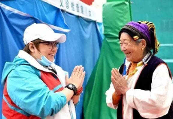 韩红：从军旅歌手到慈善家的蜕变之路