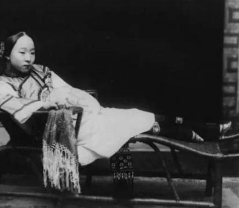 女人裹脚的起源与李煜的关系——探究低陋习俗的历史渊源