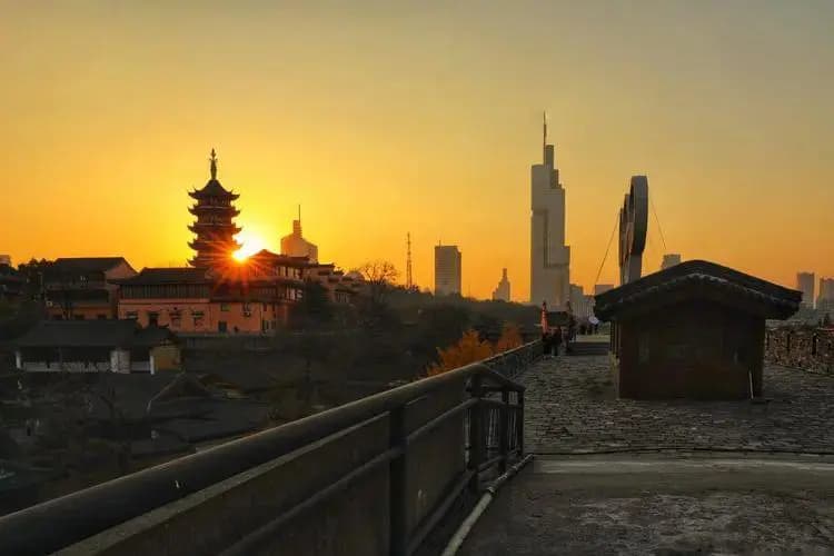 南京博物馆与南京博物院的探索之旅：哪个更值得一游？
