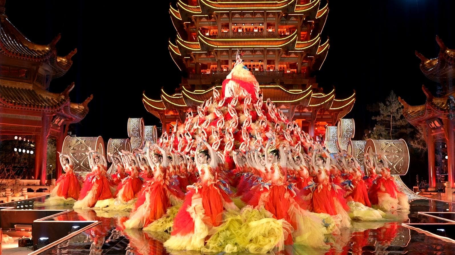 黄鹤楼变身凤凰，春晚舞美惊艳亮相！