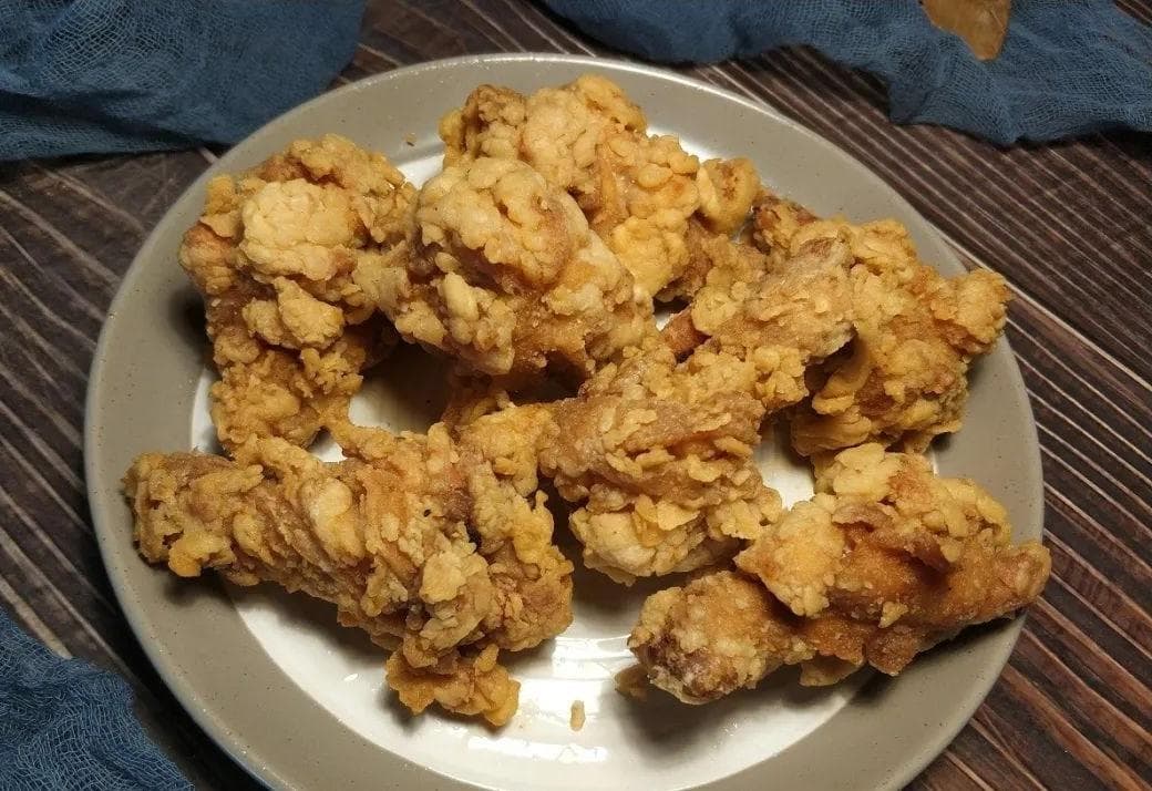 炸鸡怎样才能炸出鱼鳞片？教你炸鸡裹粉技巧，鸡翅、鸡腿都适用