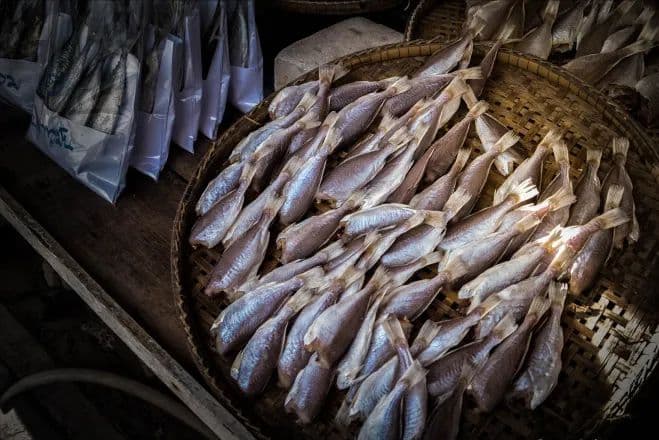 烹饪中常用的去腥方式基本分为两大类：化学去腥和物理去腥。