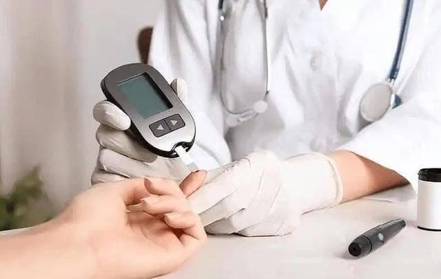 糖尿病患者要远离牛奶？医生劝告：不想血糖失控，尽量少喝这4物