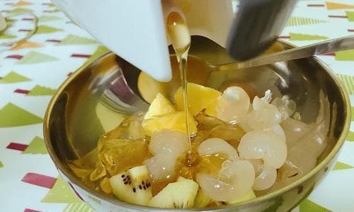 用水果制作甜汤的美食享受（多种水果混合制作）