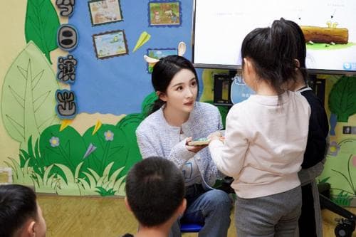 杨幂探访孤独症儿童：用爱点亮“星星的孩子”