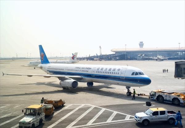 南航明珠经济舱选座争议：乘客质疑“花钱买限制”，航司回应来了