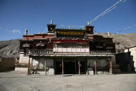 拉隆寺：一座承载千年历史的藏传佛教圣地