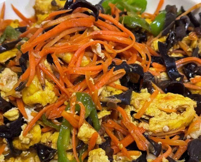 鱼香肉丝：酸甜交织，香辣诱人
