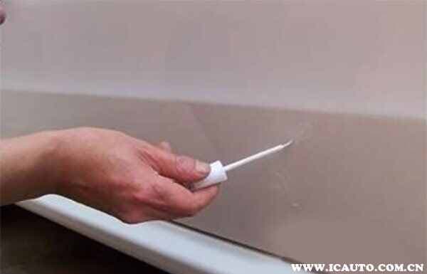 前保险杠蹭掉漆露黑色塑料需要处理吗？车蹭了怎么消除划痕