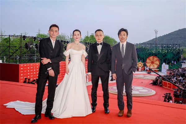 《老枪》首映获东京电影节大奖，祖峰演绎80年代国企改革阵痛