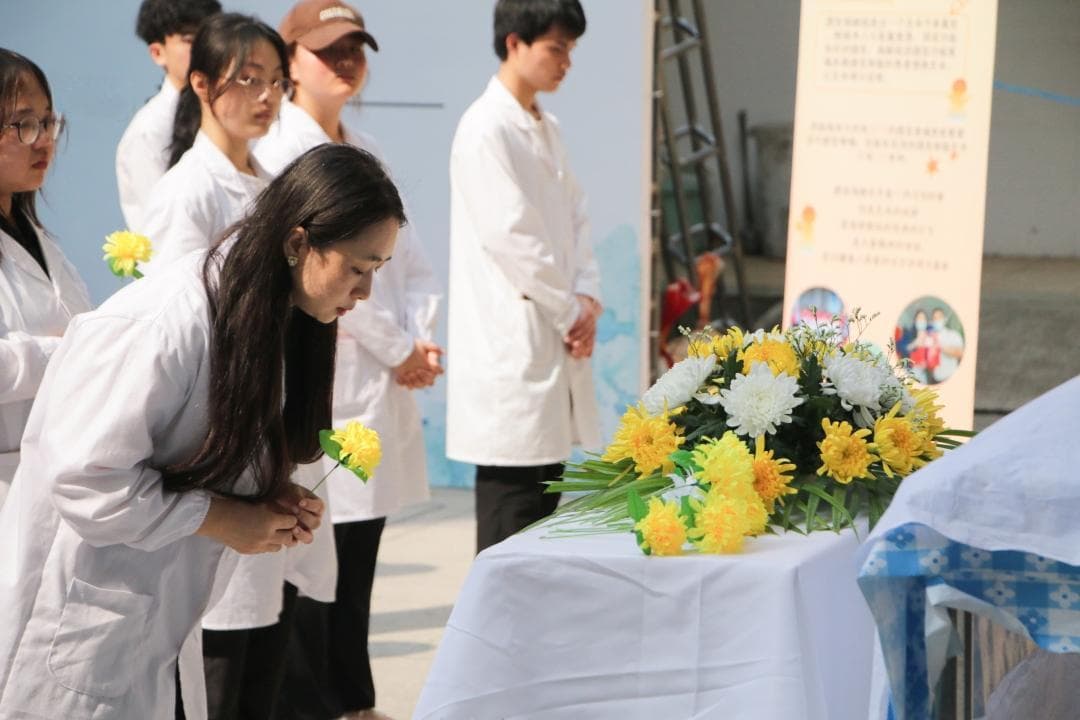 特殊的清明节追思，医学生向大体老师致敬