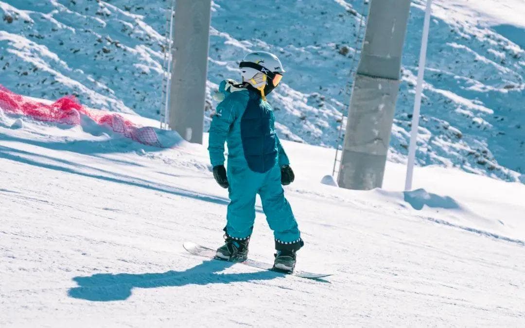 设施完善、雪道齐全：阿勒泰三大滑雪度假区迎亲子游客