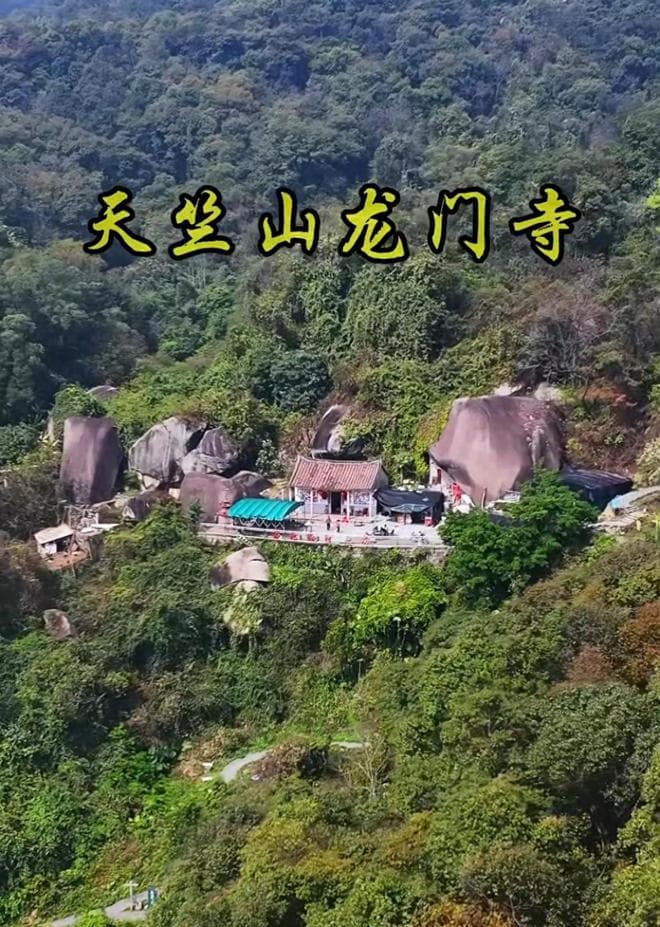 厦门天竺山龙门寺，背靠青山面朝天竺湖，因唐宣宗李忱路过而得名