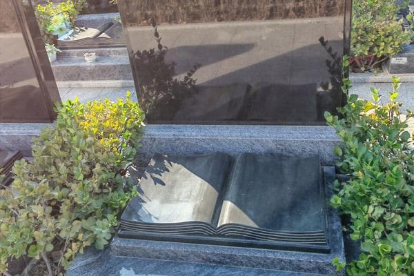 在北京选择墓地时，除了环境之外，还应该考虑哪些关键因素？