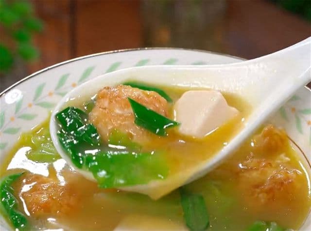 小白菜汤怎么做好吃，小白菜煎蛋豆腐汤，简单美味的家常靓汤