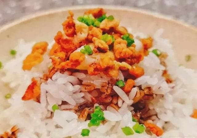 四道美味拌饭菜谱：从鸡蛋酱到咖喱鸡肉，简单易学又美味