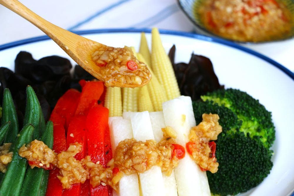 蒜辣油制作教程：三步搞定万能调味料，炒菜凉拌蘸酱一应俱全