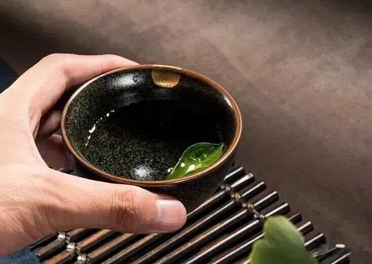 建盏对茶汤的口感有哪些影响？