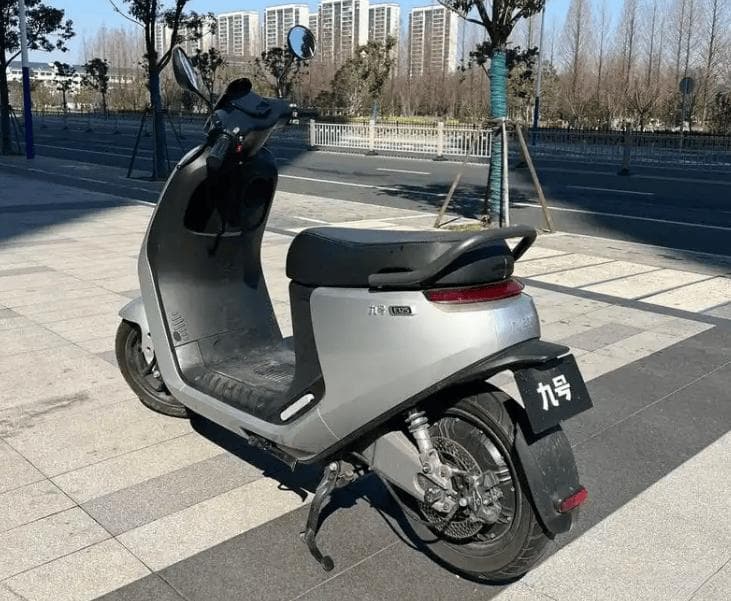1万元买代步工具，是电动车还是摩托车？多维度对比后告诉你答案
