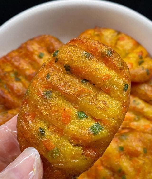 酥炸土豆饼：外酥里嫩，软糯香甜的家常美味