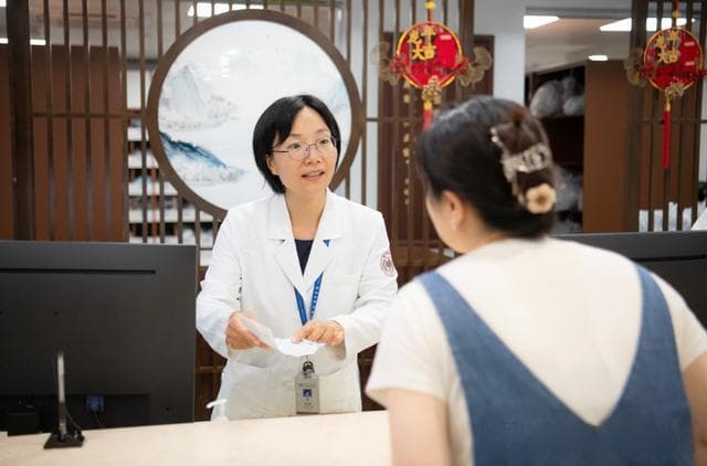 “中药拌面”可别尝试，医生提醒：中药跟食物混合服用影响药物吸收