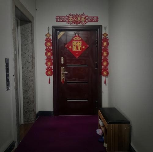 入户门上面挂什么好